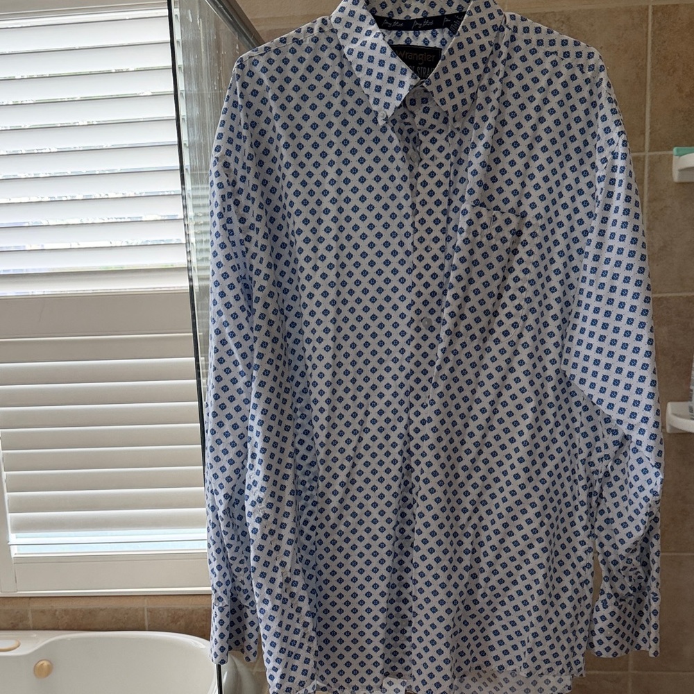 Wrangler White Button-Down Shirt with Blue Geometric Print